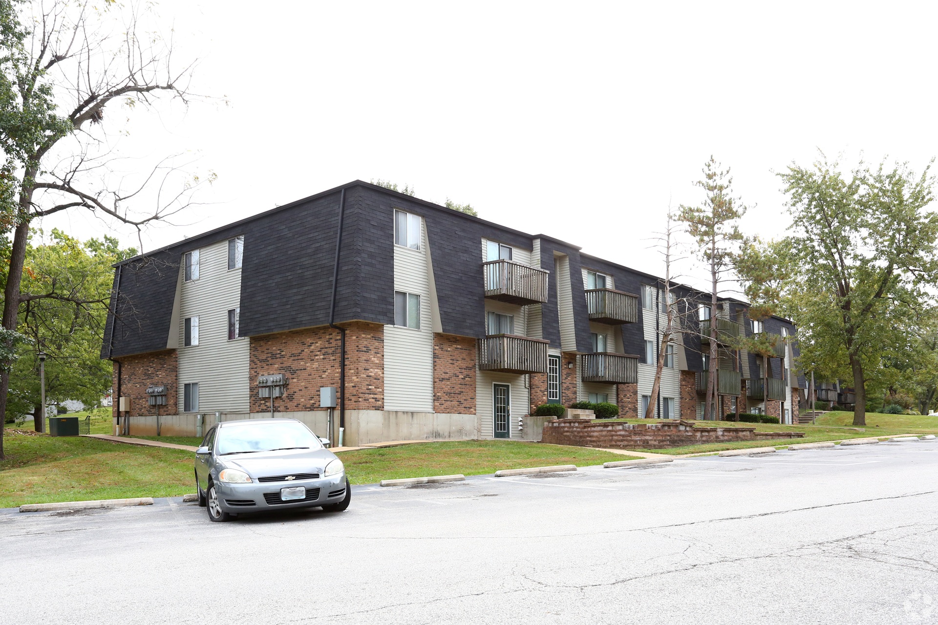 Woodlands Apartments exterior in Saint Louis, MO