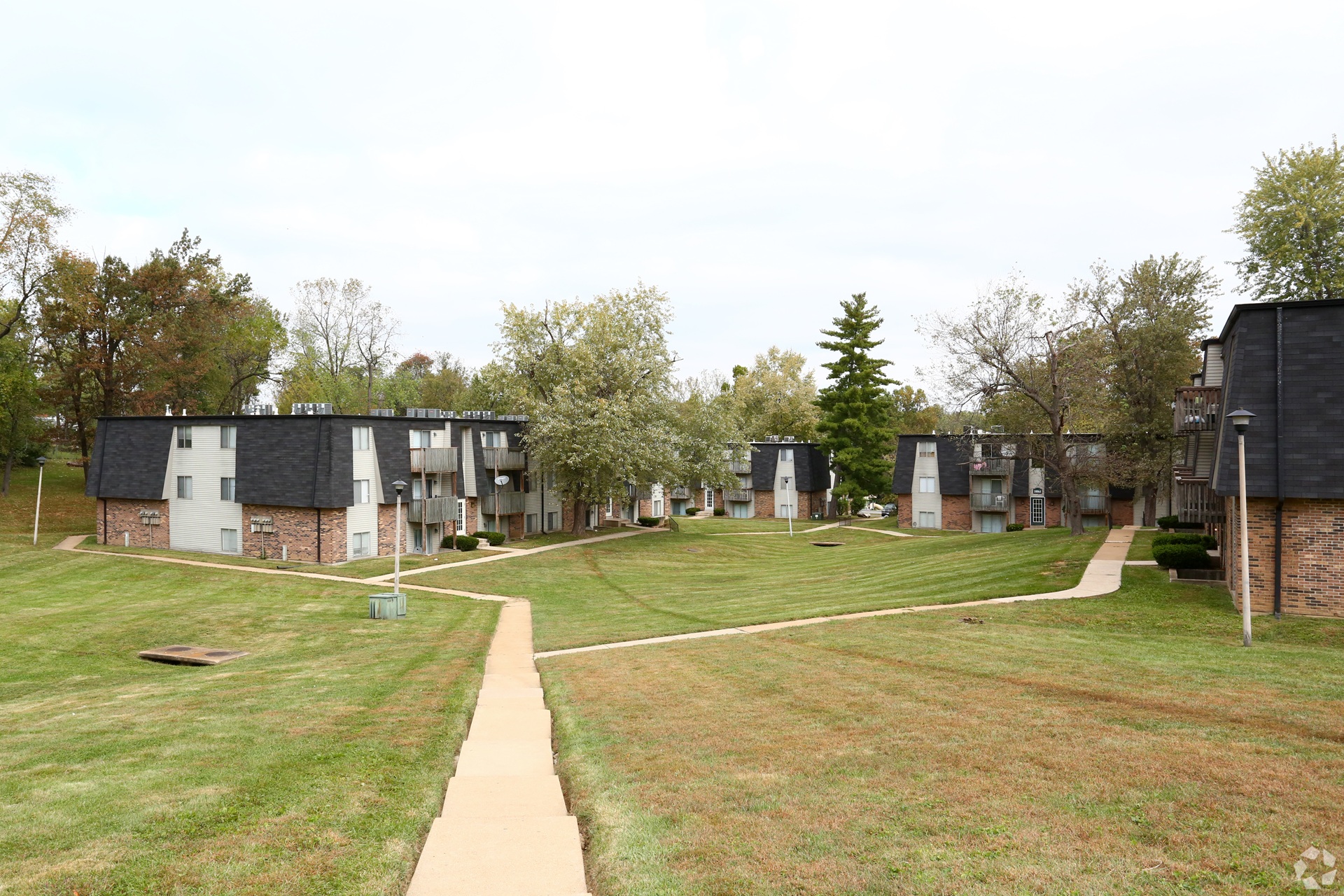 Woodlands Apartments community view in Saint Louis Missouri
