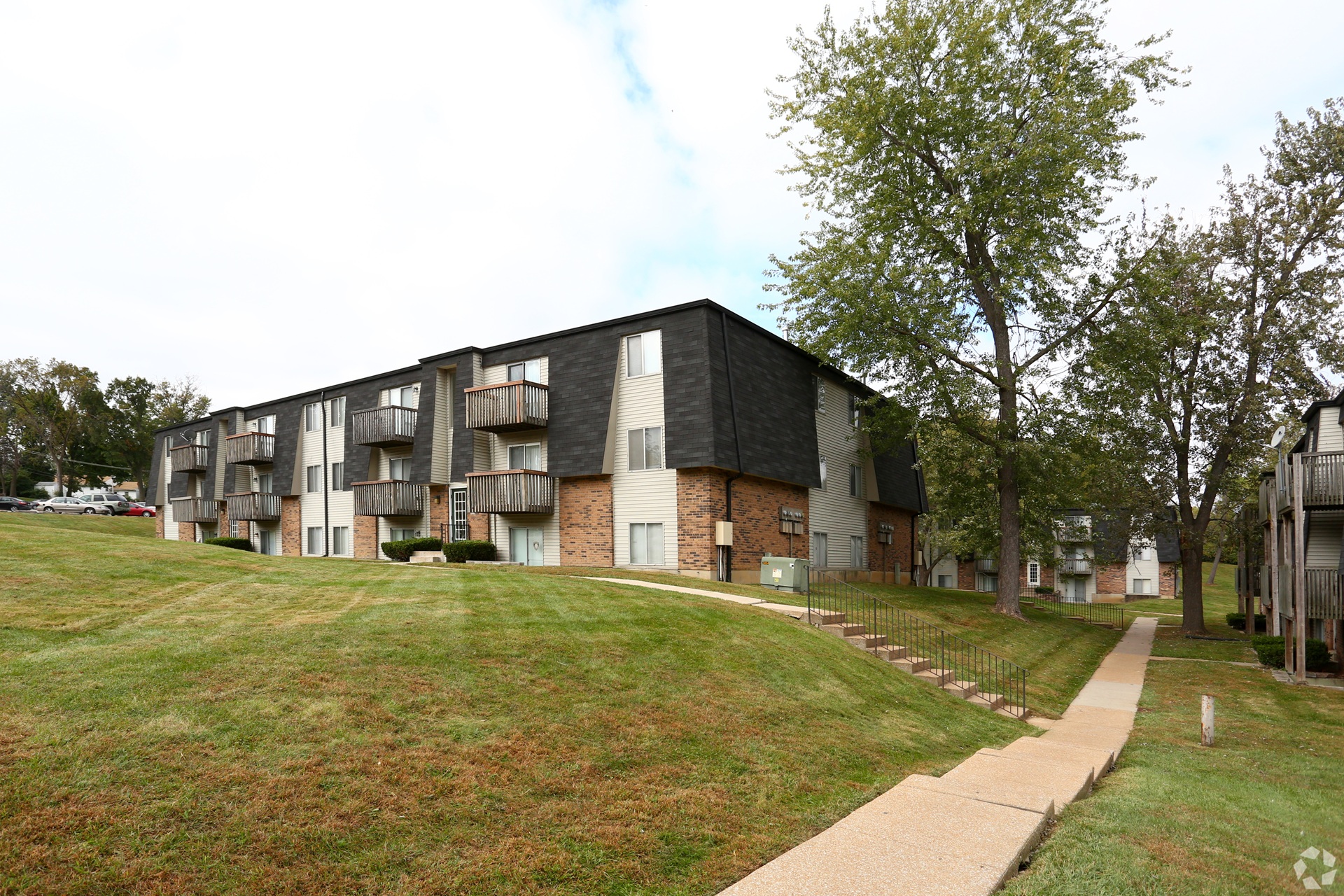 Woodlands Apartments exterior in Saint Louis, MO