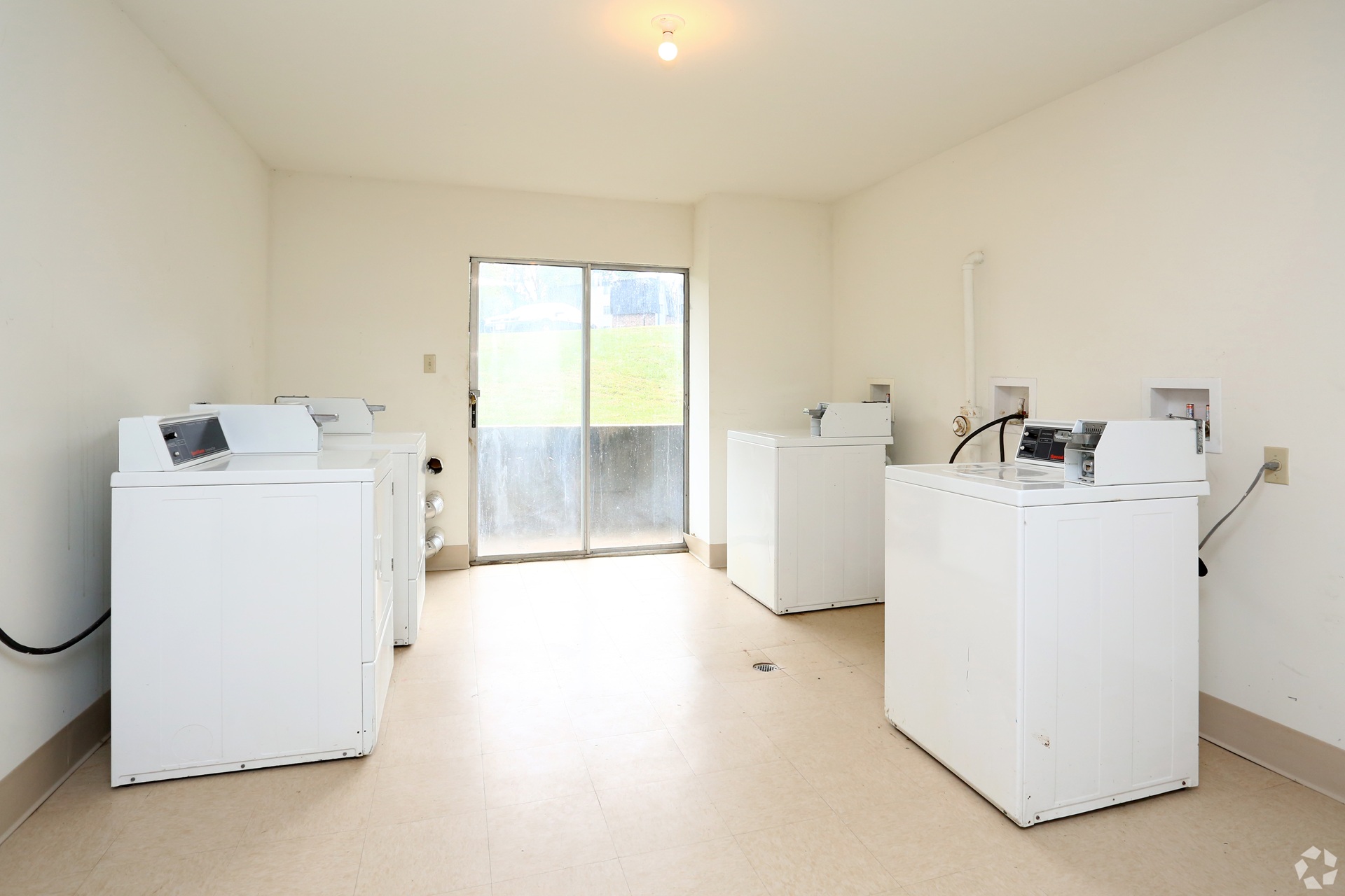 Woodlands Apartments laundry facility in Saint Louis, MO